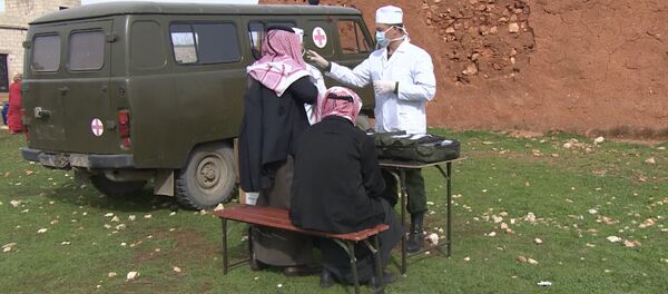 Присоединившиеся к перемирию сирийцы получили гумпомощь и прошли медосмотр Присоединившиеся к перемирию сирийцы получили гумпомощь и прошли медосмотр - Sputnik Узбекистан