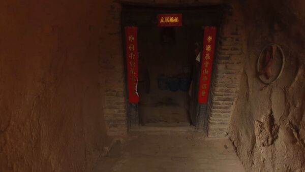 Подземная деревня в Китае, обитаемая с древних времен. Съемка с дрона - Sputnik Узбекистан