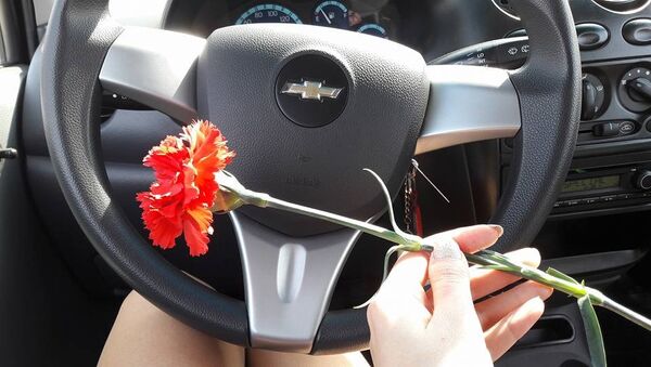 Сотрудники ГАИ останавливают машины и дарят женщинам цветы - Sputnik Узбекистан
