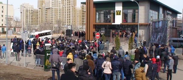 В казахстанской столице прошла церемония открытия первого в республике ресторана McDonald's - Sputnik Узбекистан