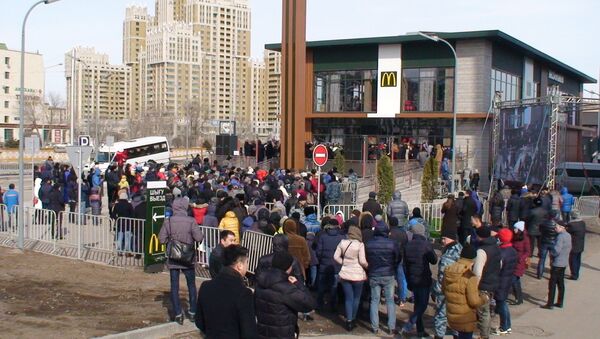 В казахстанской столице прошла церемония открытия первого в республике ресторана McDonald's - Sputnik Узбекистан