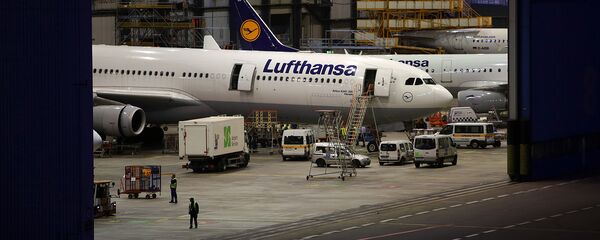 Самолеты немецкой авиакомпании Lufthansa в ангареаэропорта во Франкфурте-на-Майне Самолеты немецкой авиакомпании Lufthansa в ангареаэропорта во Франкфурте-на-Майне - Sputnik Узбекистан
