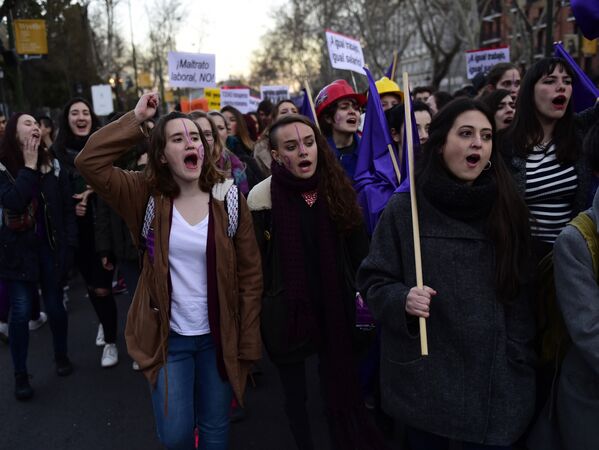 Женщины 8 марта также вышли на демонстрацию в Мадриде (Испания) - Sputnik Узбекистан