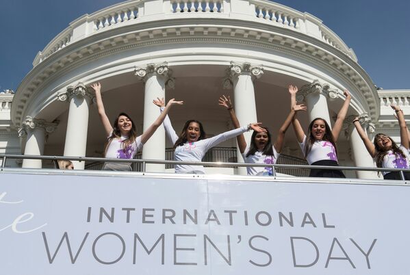 Первая леди США Мишель Обама пригласила студенток и школьниц образовательных учреждений для празднования Международного женского дня в Белом доме. - Sputnik Узбекистан