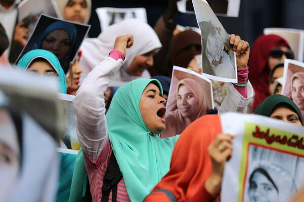 В Египте демонстранты 8 марта  обратились к правительству с призывами освободить женщин-политзаключенных. - Sputnik Узбекистан