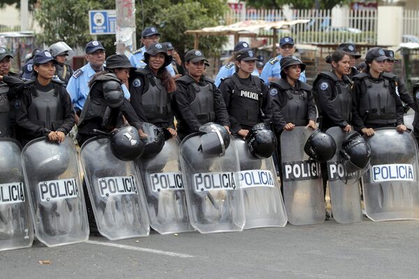 В Никарагуа для охраны правопорядка во время демонстраций полиция выставила вперед представительниц прекрасного пола. - Sputnik Узбекистан