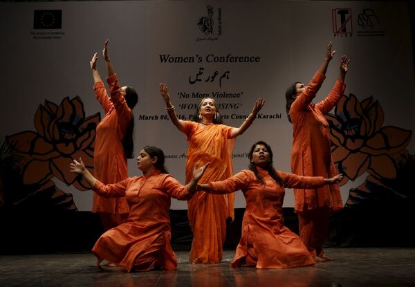 Танцевальный ансамбль выступает на конференции, приуроченной к Международному женскому дню в Карачи - Sputnik Узбекистан