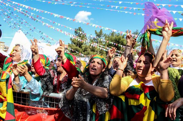 Женщины  города Диярбакыр (Турция) 8 марта вышли на демонстрацию. - Sputnik Узбекистан