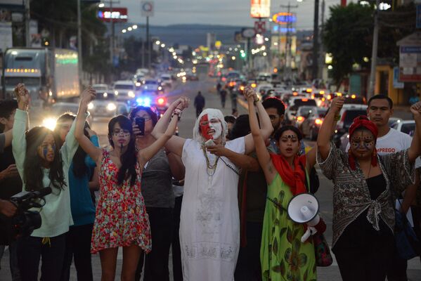 В Гондурасе жители отметили Международный женский день акцией памяти правозащитницы Берты Касерес - Sputnik Узбекистан
