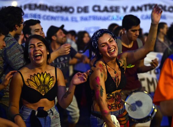 Женщины веселятся на празднике в честь Международного женского дня в Сантьяго (Чили). - Sputnik Узбекистан