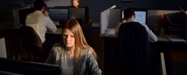 Сотрудники в офисе Сотрудники в офисе - Sputnik Узбекистан