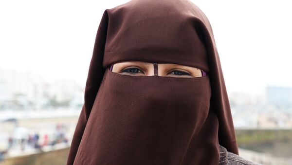 Девушка в платке-никабе - Sputnik Узбекистан
