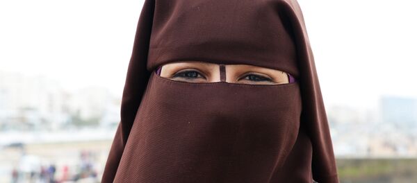 Девушка в платке-никабе - Sputnik Узбекистан