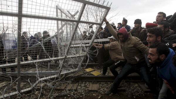Мигранты пытаются обрушить часть границы во время акции протеста - Sputnik Узбекистан