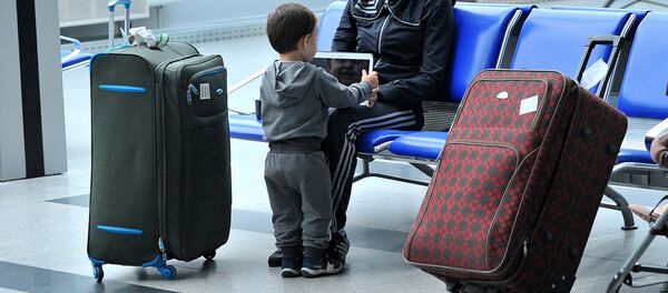 Пассажиры в зале ожидания Пассажиры в зале ожидания - Sputnik Узбекистан