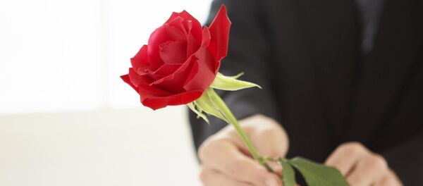 Gul tutayotgan erkak - Sputnik O‘zbekiston