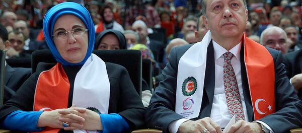 Туркия президенти Тойиб Эрдўғон рафиқаси Эмине Эрдўғон билан Туркия президенти Тойиб Эрдўғон рафиқаси Эмине Эрдўғон билан - Sputnik Ўзбекистон