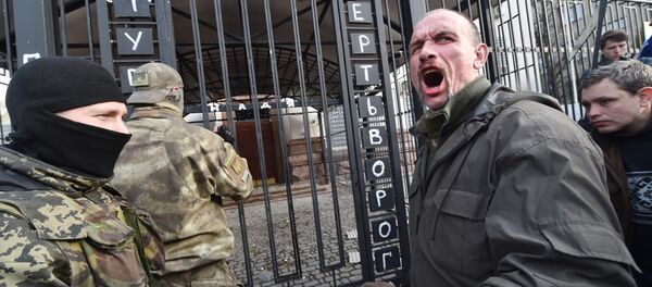 Беспорядки у посольства России в Киеве Беспорядки у посольства России в Киеве - Sputnik Узбекистан