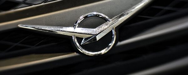 Эмблема УАЗ на автомобиле Эмблема УАЗ на автомобиле - Sputnik Ўзбекистон