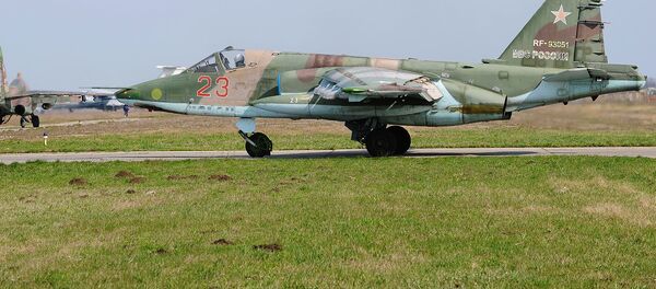 Самолеты Су-25СМ на территории авиабазы - Sputnik Узбекистан