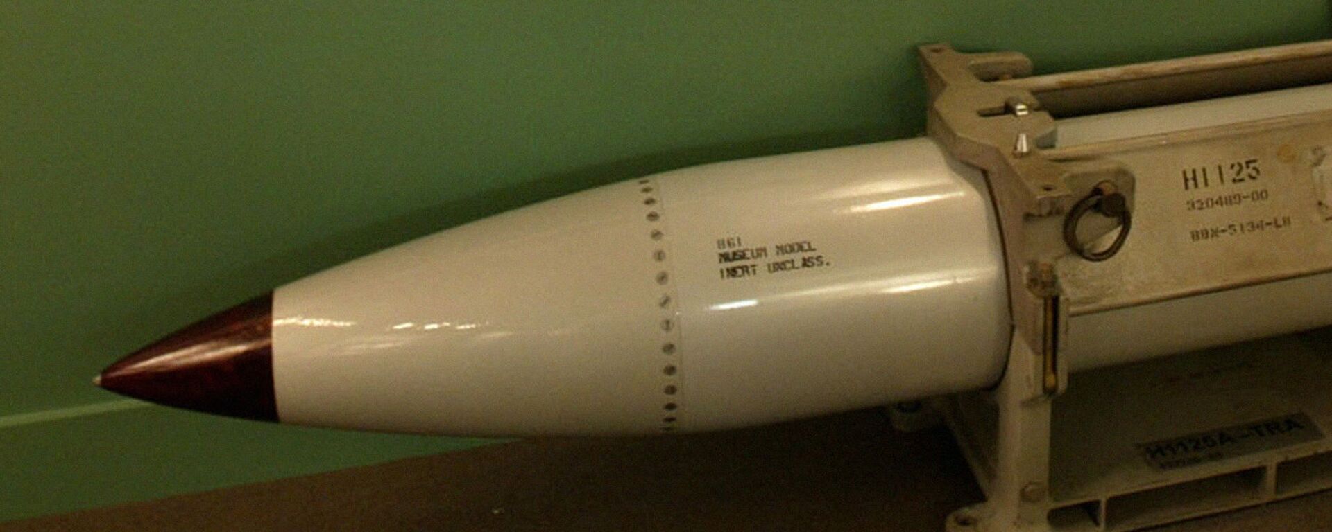 Авиабомба B61 на выставке в музее ядерного полигона. ЛАС-ВЕГАС, штат Невада, США - Sputnik Узбекистан, 1920, 18.08.2016