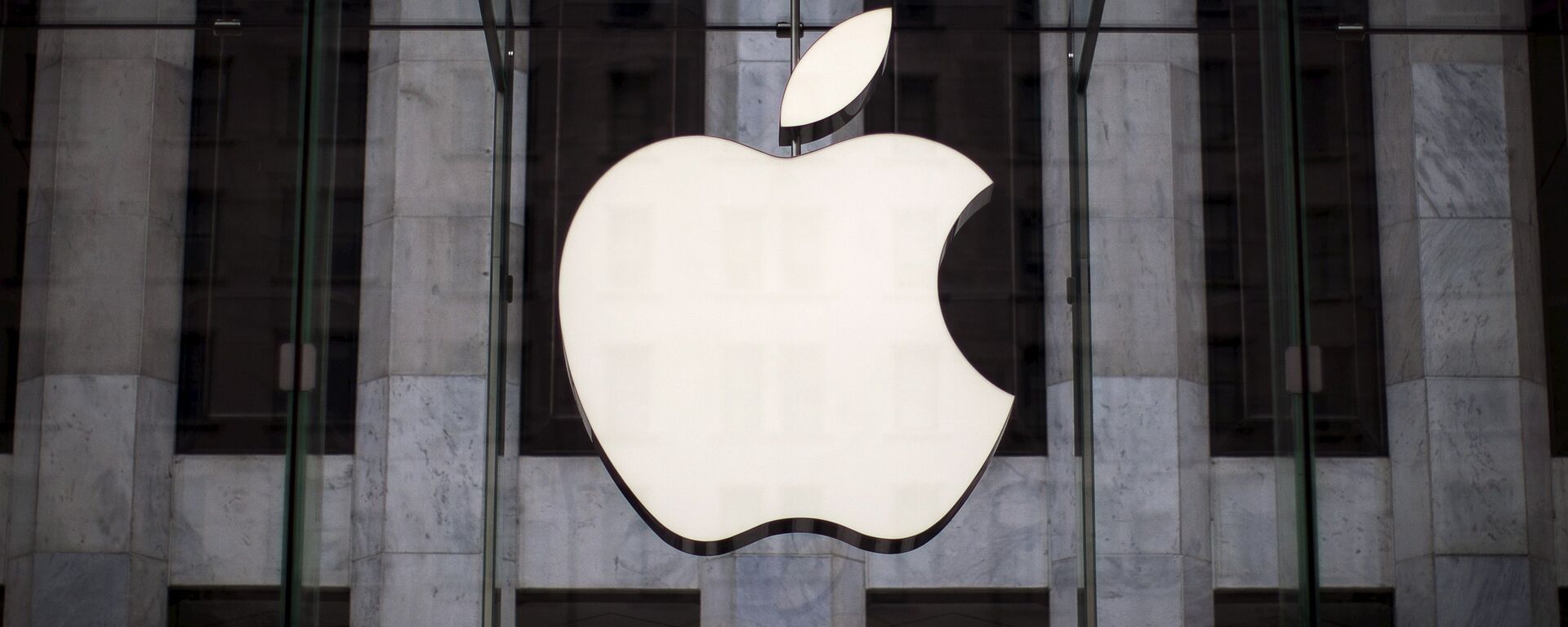 Логотип компании Apple над входом в магазинн 5-й Авеню в Нью-Йорке - Sputnik Узбекистан, 1920, 04.01.2021