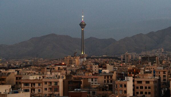 Вид на телебашню Бордж-е Милад в Тегеране - Sputnik Ўзбекистон