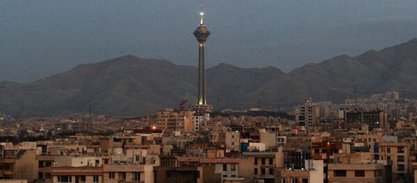 Вид на телебашню Бордж-е Милад в Тегеране Вид на телебашню Бордж-е Милад в Тегеране - Sputnik Ўзбекистон