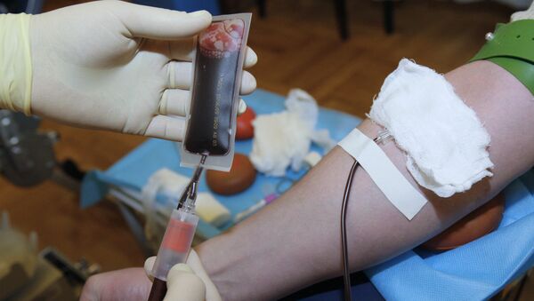 Забор крови для исследования на наличе инфекций - Sputnik Ўзбекистон