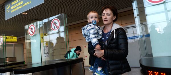Туристы в аэропорту - Sputnik Узбекистан