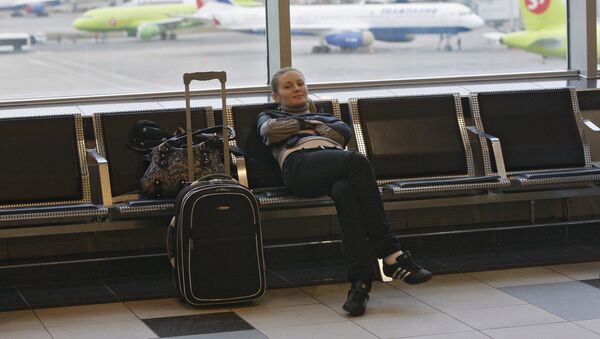 Пассажир с багажом в зале ожидания - Sputnik Узбекистан