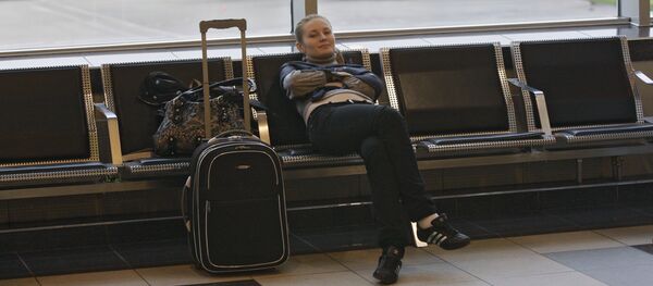 Пассажир с багажом в зале ожидания Пассажир с багажом в зале ожидания - Sputnik Узбекистан