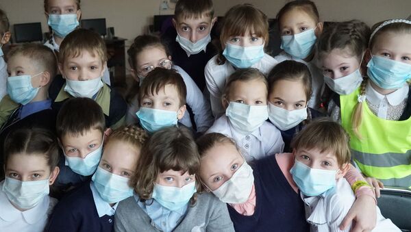 Дети в медицинских масках - Sputnik Ўзбекистон