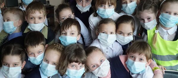Дети в медицинских масках - Sputnik Ўзбекистон