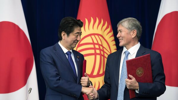 Yaponiya Bosh vaziri Sindzo Abe va Qirg‘iziston prezidenti Almazbek Atambayev - Sputnik O‘zbekiston
