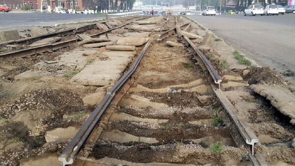 Демонтаж трамвайных путей на улице Тараккиёт до Ахангаранского шоссе - Sputnik Узбекистан