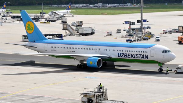 Самолет авиакомпании Uzbekistan Airways на взлетной полосе в аэропорту - Sputnik Узбекистан