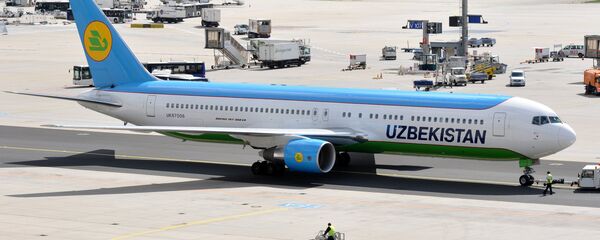 Самолет авиакомпании Uzbekistan Airways на взлетной полосе в аэропорту Самолет авиакомпании Uzbekistan Airways на взлетной полосе в аэропорту - Sputnik Ўзбекистон