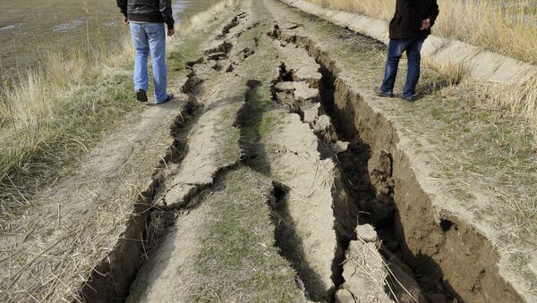 Трещина в земле, образовавшаяся в результате землетрясения - Sputnik Узбекистан
