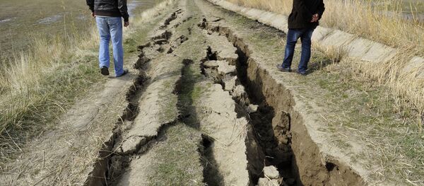 Трещина в земле, образовавшаяся в результате землетрясения Трещина в земле, образовавшаяся в результате землетрясения - Sputnik Узбекистан
