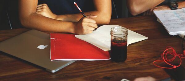 Studenti gotovatsya k ekzamenu - Sputnik O‘zbekiston