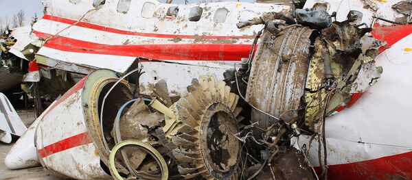 Обломки польского правительственного самолета Ту-154 Обломки польского правительственного самолета Ту-154 - Sputnik Узбекистан