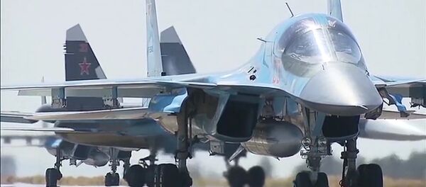 Вылет первой группы самолетов ВКС с авиабазы Хмеймим в пункты постоянного базирования на территории России Вылет первой группы самолетов ВКС с авиабазы Хмеймим в пункты постоянного базирования на территории России - Sputnik Ўзбекистон