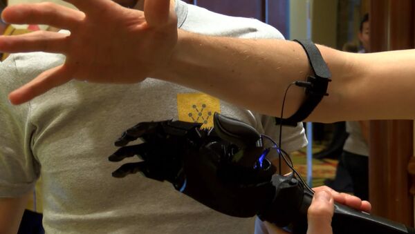 Бесконтактный смартфон, бионическая рука и другие инновации из США - Sputnik Узбекистан
