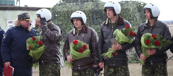 Первая группа бомбардировщиков Су-34 из Сирии приземлилась под Воронежем Первая группа бомбардировщиков Су-34 из Сирии приземлилась под Воронежем - Sputnik Узбекистан