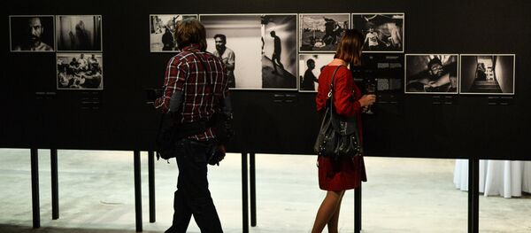 Посетители на открытии фотовыставки - Sputnik Узбекистан