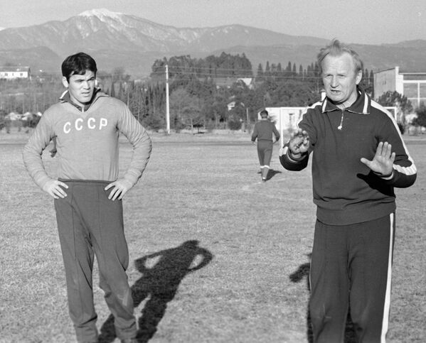Старший тренер сборной команды СССР по футболу Гавриил Качалин ( справа) и нападающий Берадор Абдураимов - Sputnik Узбекистан