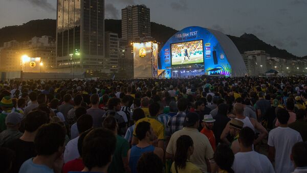 Трансляция матча на пляже Копакабана в Рио-де-Жанейро - Sputnik Узбекистан
