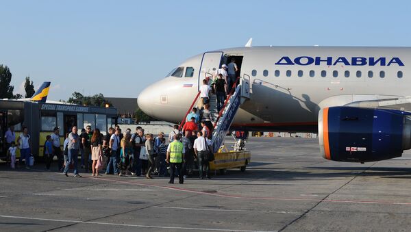 Пассажиры садятся в самолёт авиакомпании Донавиа - Sputnik Узбекистан