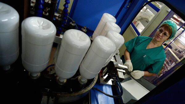 Сотрудница работает на участке выдува пластиковых бутылок - Sputnik Узбекистан